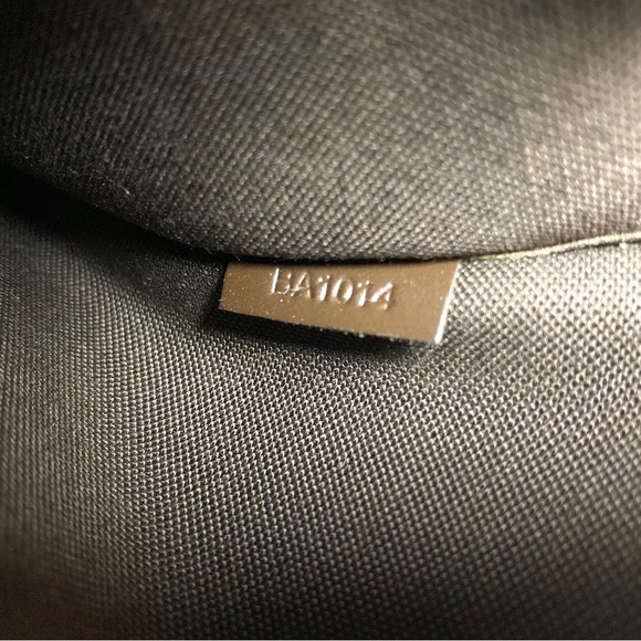 Authentic Men’s Louis Vuitton Taiga Satan (Large) - Picture 7 of 11